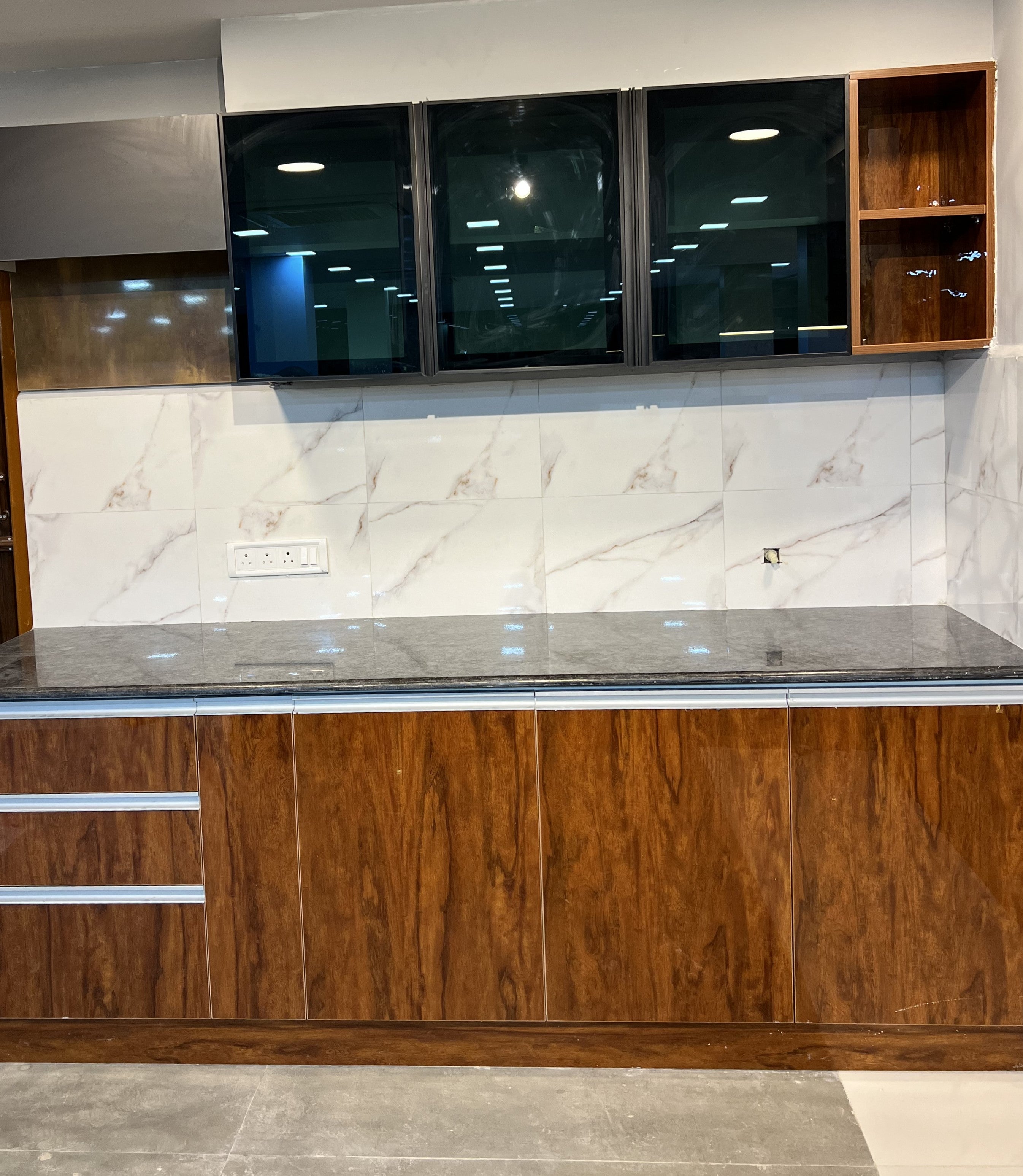 Contemporary Straight Modular Kitchen with Breakfast Counter: Featuring Wooden Texture Acrylic Finish