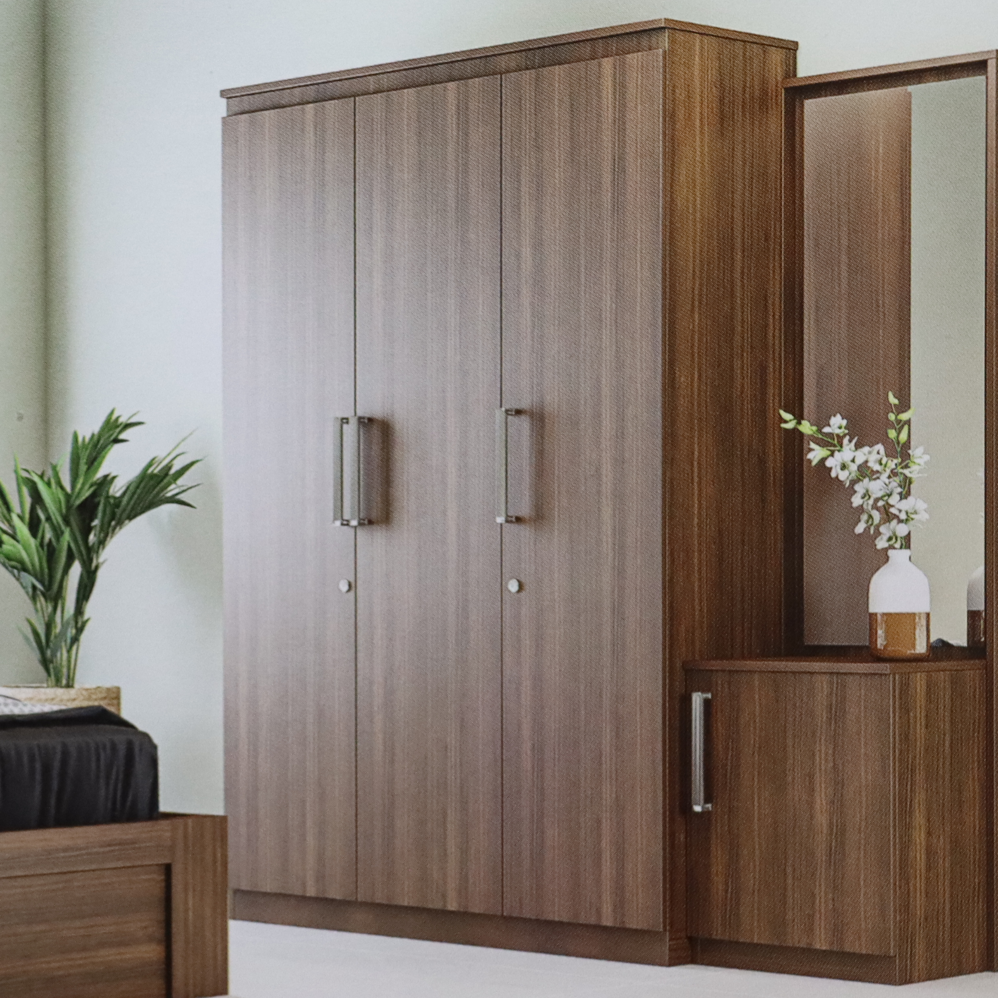 Dernier Three Door Wardrobe with Inner Door